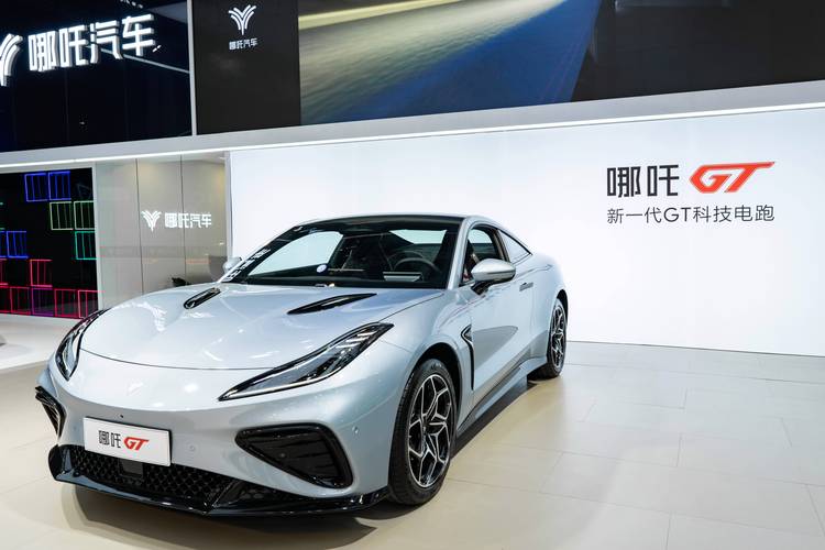 重庆262哪吒汽车在智能汽车领域的表现，领途汽车在新能源汽车市场中的影响力